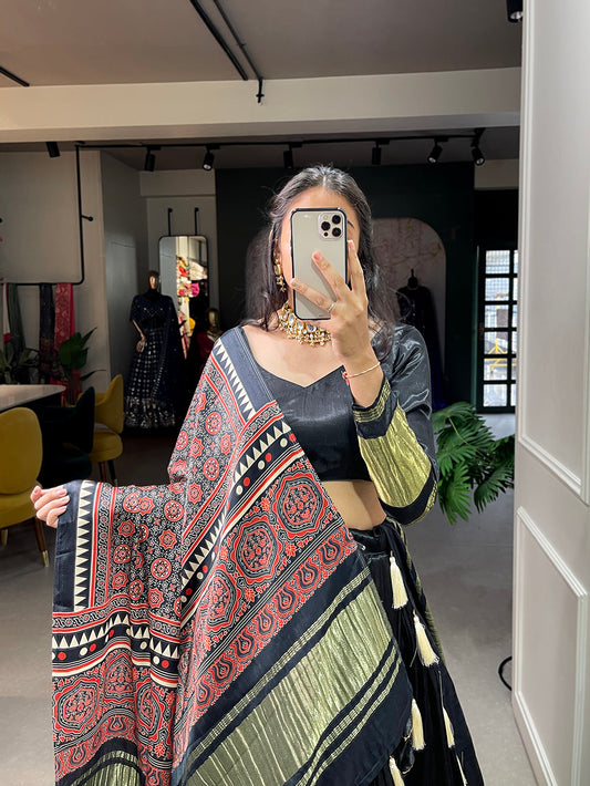 लगदी पट्टा गाजी सिल्क लहंगा चोली के साथ काले रंग की रंगाई