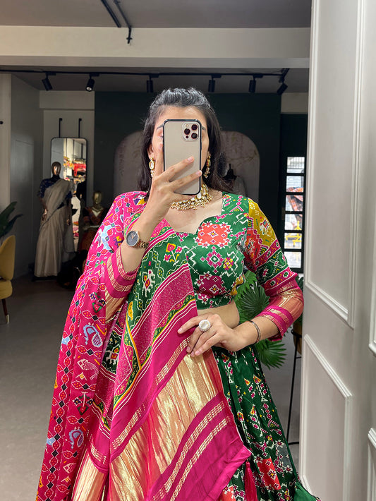 हरा रंग डिजिटल प्रिंटेड लगदी पट्टा गाजी सिल्क लहंगा चोली के साथ