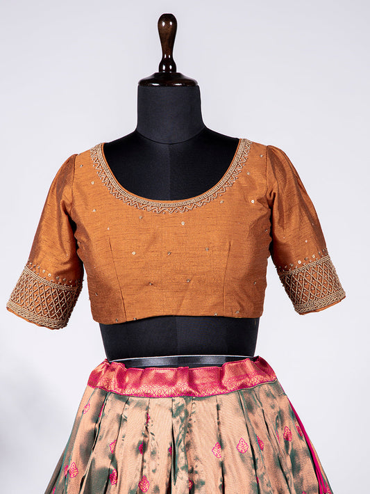 मेहंदी रंग ज़री बुनाई काम जैक्वार्ड लेहेंगा चोली