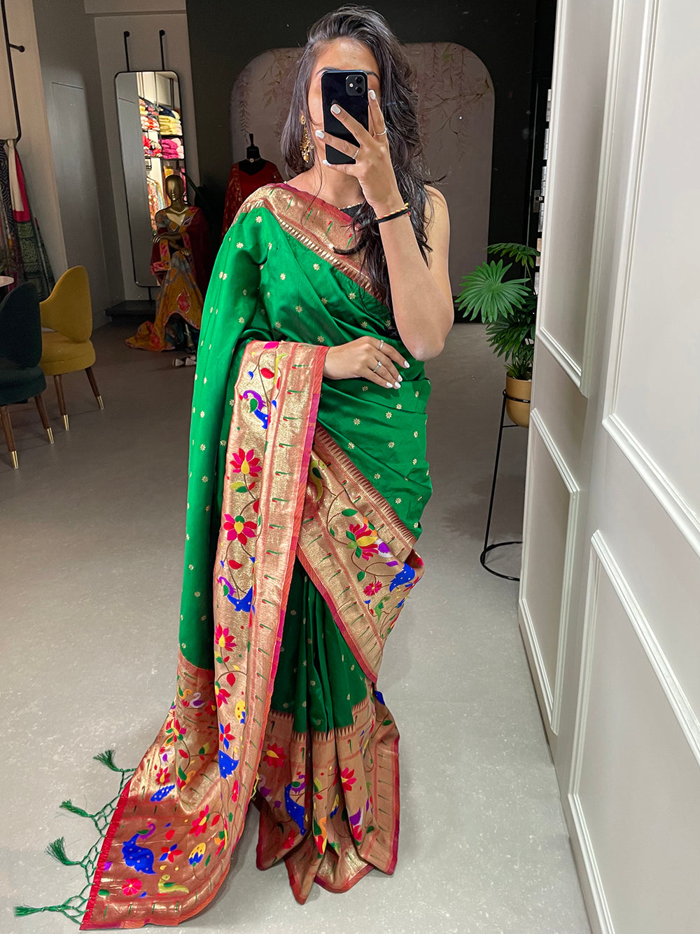 हरे रंग की बुनाई वाली ज़री वर्क वाली जैक्वार्ड सिल्क साड़ी