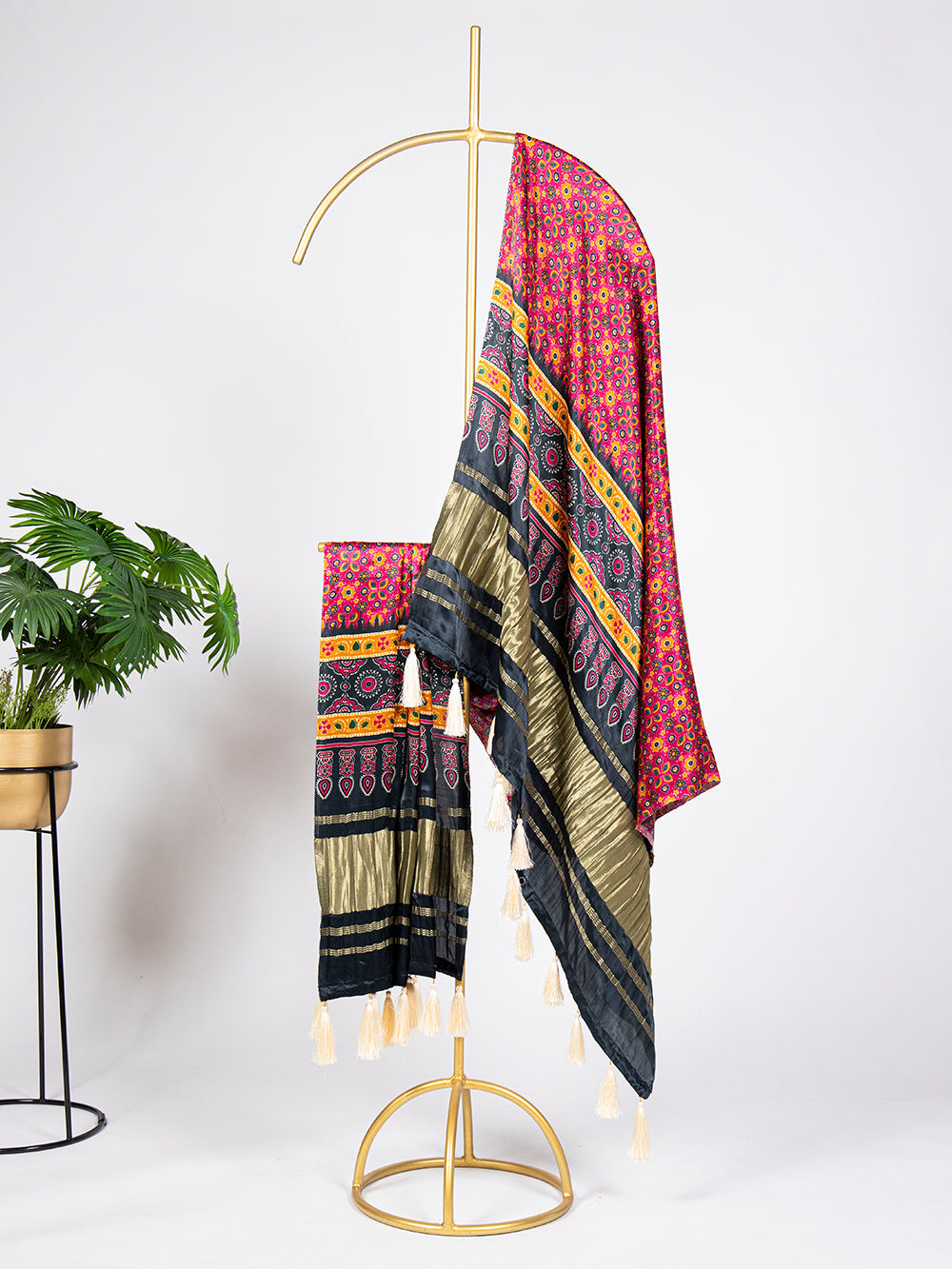 क्रिमसन कलर डिजिटल प्रिंटेड गजी सिल्क दुपट्टा