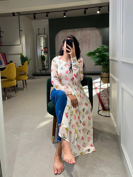 सफ़ेद रंग की फ्लोरल प्रिंटेड जॉर्जेट मटीरियल नायरा कट कुर्ती