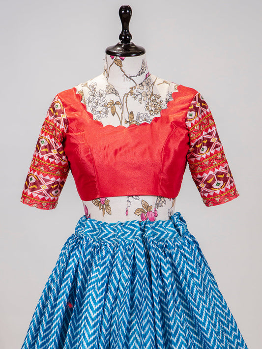 नीले रंग की लेहरिया पटोला प्रिंट चिनॉन लहंगा चोली