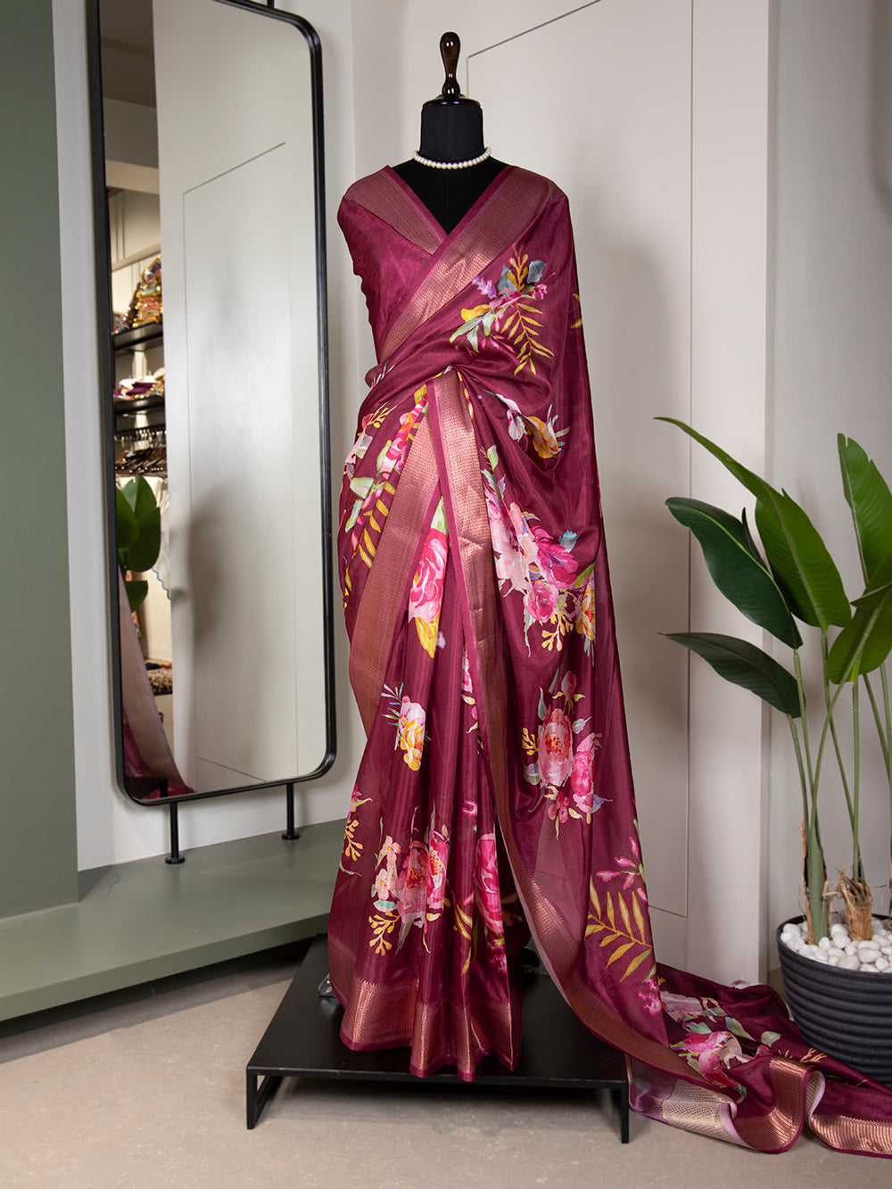 मैरून रंग प्रिंटेड ज़री बॉर्डर डोला सिल्क साड़ी