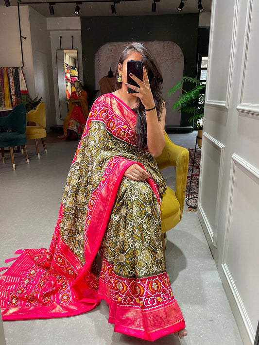 मेहंदी रंग की पटोला प्रिंटेड डोला सिल्क साड़ी