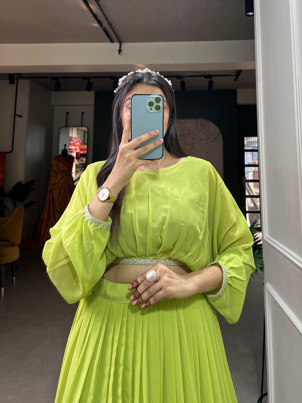 तोते के रंग का सेक्विन और धागे की कढ़ाई का काम जॉर्जेट लहंगा चोली