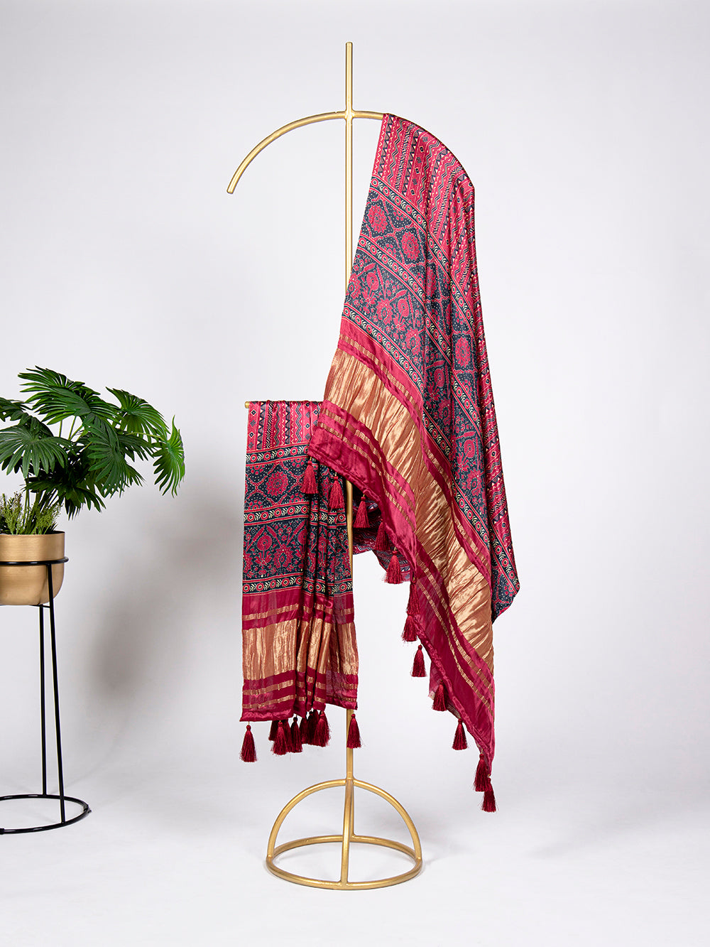 लाल रंग का प्रिंट और लगदी पट्टा गाजी सिल्क दुपट्टा