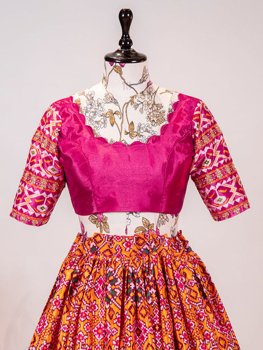गुलाबी रंग की लेहरिया पटोला प्रिंट चिनॉन लहंगा चोली