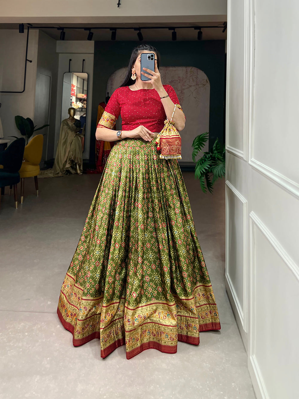 तोता रंग पन्नी प्रिंट और अलंकृत पत्थर काम डोला सिल्क को-ऑर्ड सेट लहंगा