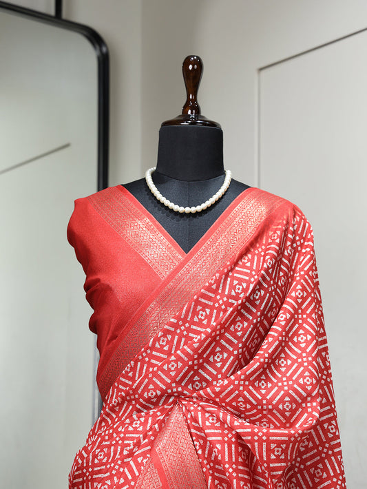 लाल रंग की प्रिंटेड ज़री बॉर्डर वाली डोला सिल्क साड़ी