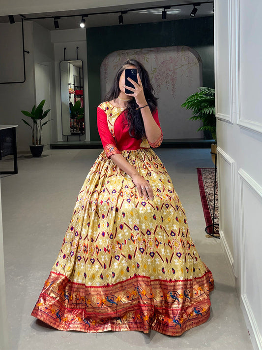 ऑफ व्हाइट कलर पटोला पैठणी प्रिंटेड और फॉयल प्रिंटेड सिल्क ड्रेस