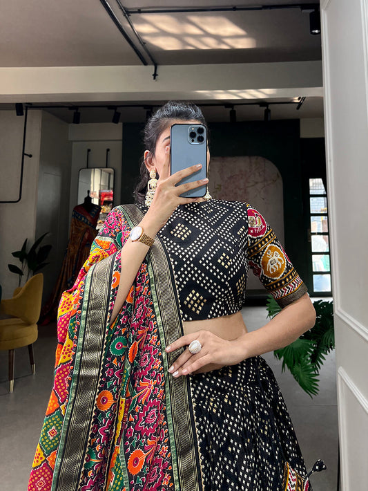 काले रंग का बंधेज और पटोला प्रिंट फॉयल वर्क के साथ टसर सिल्क लहंगा चोली