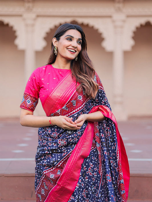 नेवी ब्लू कलर की पटोला विद फॉयल प्रिंटेड डोला सिल्क साड़ी