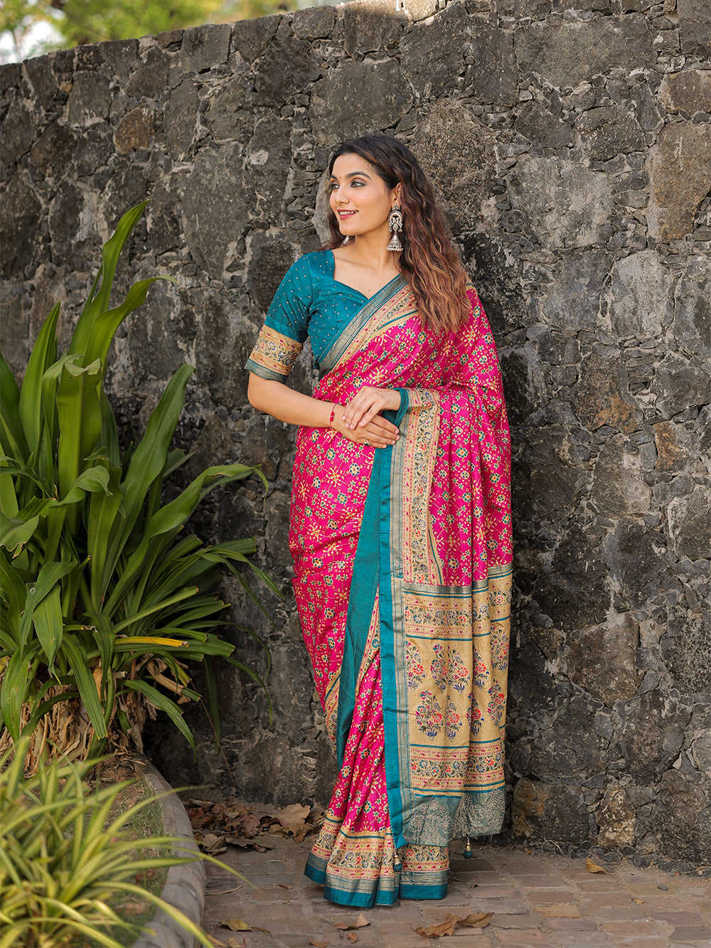 गुलाबी रंग की फॉयल प्रिंटेड और स्टोन वर्क डोला सिल्क साड़ी