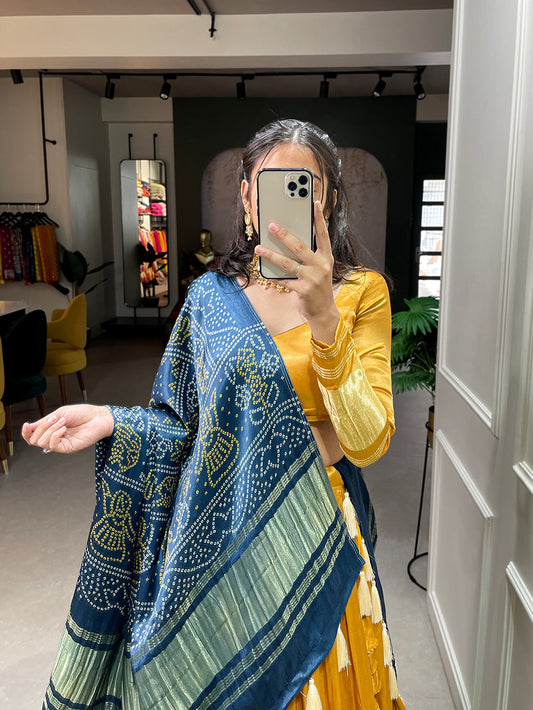 लगदी पत्ता गाजी सिल्क लहंगा चोली के साथ सरसों के रंग की रंगाई