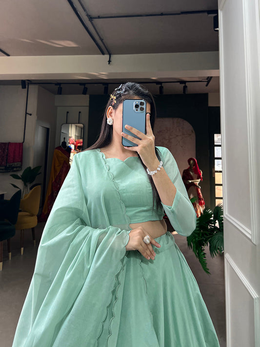 हरे रंग का हाथ से बना फूल रजवाड़ी चंदेरी सिल्क लहंगा चोली देखें