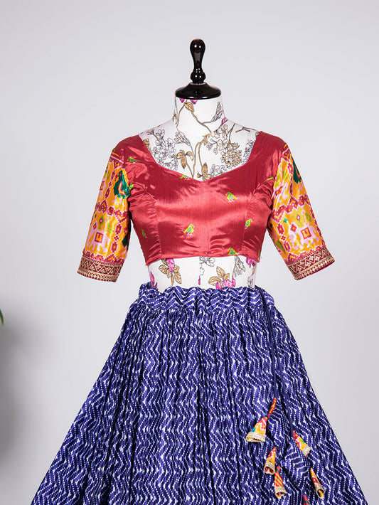 नेवी ब्लू कलर गुजराती पटोला प्रिंट और सेक्विन कढ़ाई चिनॉन लहंगा चोली