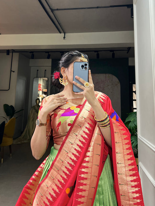 पैठानी लेस बॉर्डर के साथ तोता रंग का सादा विचित्र सिल्क लहंगा चोली