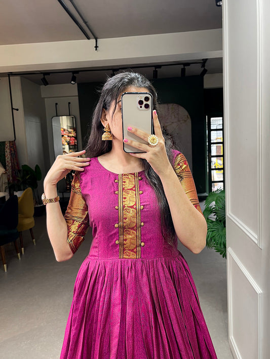 गुलाबी रंग की ज़री बुनाई का काम नारायण पेट (कॉटन) ड्रेस