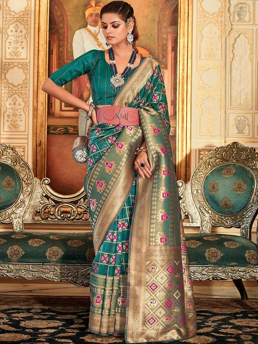 टील कलर की बुनाई वर्क वाली ऑर्गेंजा साड़ी