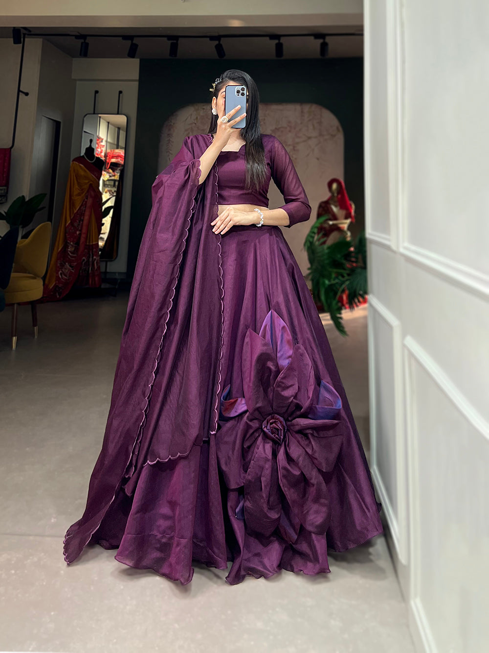 वाइन रंग का हाथ से बना फूल रजवाड़ी चंदेरी सिल्क लहंगा चोली