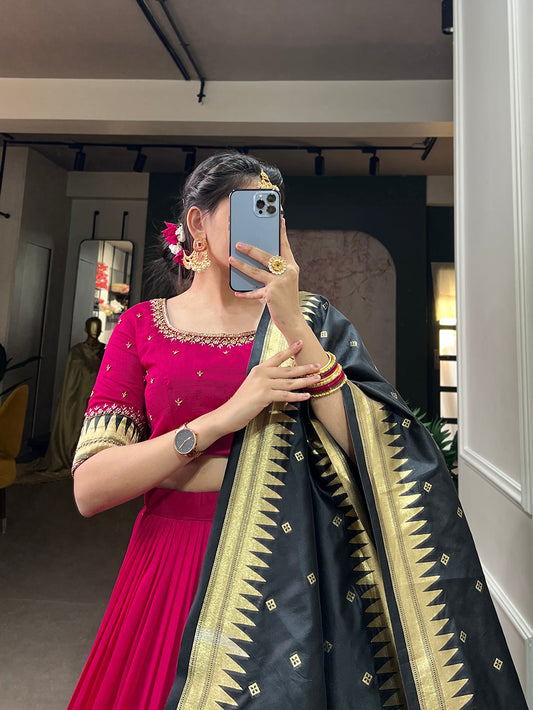 रानी गुलाबी रंग का सादा पैठानी लेस बॉर्डर वाला विचित्र सिल्क लहंगा चोली