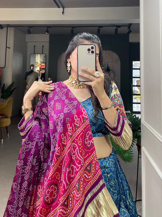 लगदी पट्टा गाजी सिल्क लहंगा चोली के साथ नीले रंग का डिजिटल प्रिंटेड