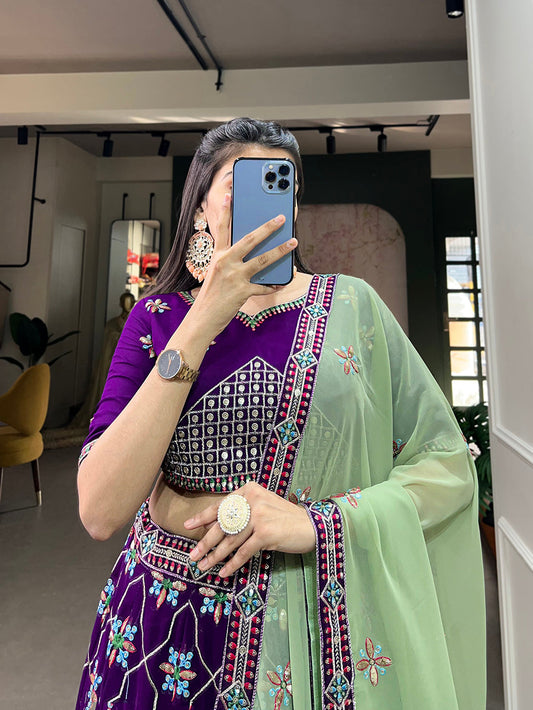 बैंगनी रंग सेक्विन और धागे की कढ़ाई का काम जॉर्जेट लेहेंगा चोली