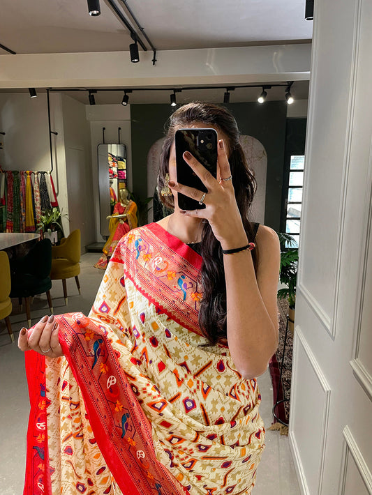 सफ़ेद रंग की पटोला पैठणी प्रिंटेड फॉयल वर्क डोला सिल्क साड़ी