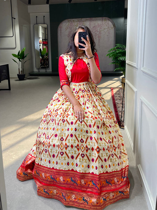 सफ़ेद रंग की पटोला पैठणी प्रिंटेड और फॉयल प्रिंटेड डोला सिल्क ड्रेस