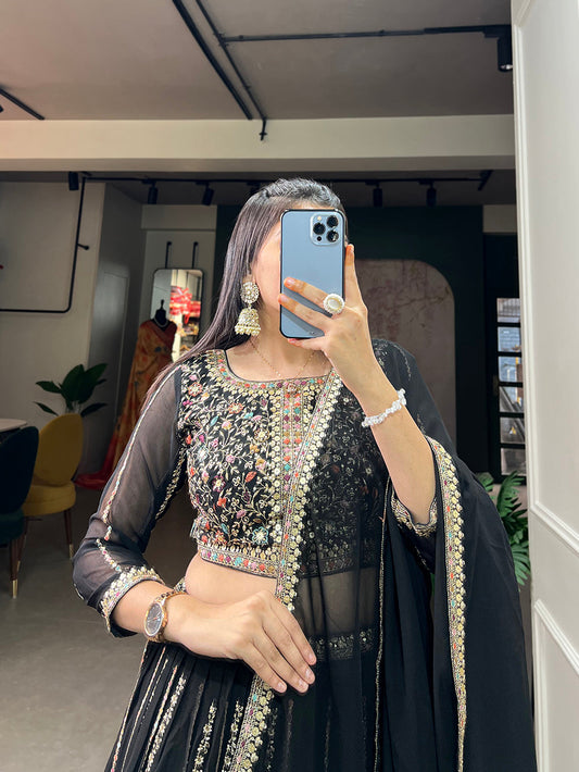 काले रंग सेक्विन और धागे की कढ़ाई का काम जॉर्जेट लेहेंगा चोली
