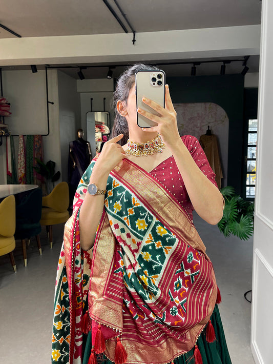 हरे रंग का पटोला प्रिंट फॉयल वर्क के साथ टसर सिल्क लहंगा चोली