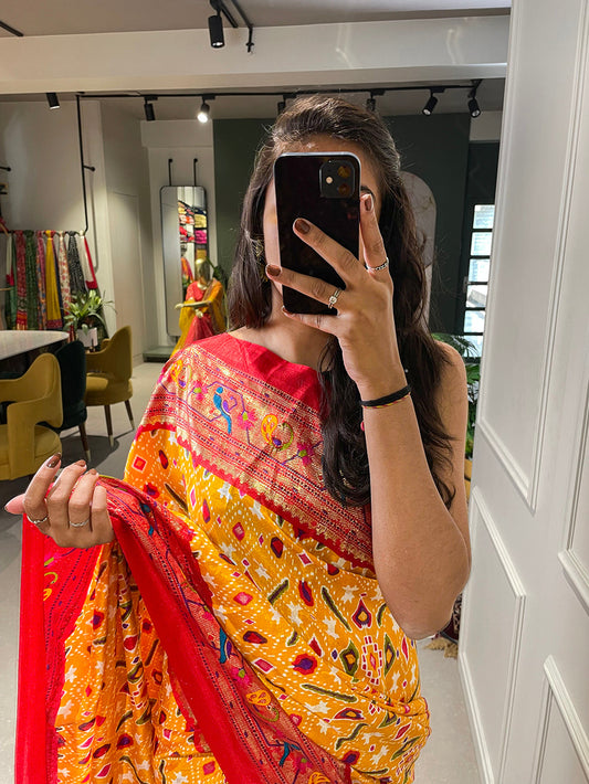 पीले रंग की पटोला पैठणी प्रिंटेड फॉयल वर्क डोला सिल्क साड़ी