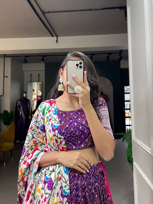 बैंगनी रंग मुद्रित ज़री बुनाई काम विस्कोस डोला सिल्क लेहेंगा चोली