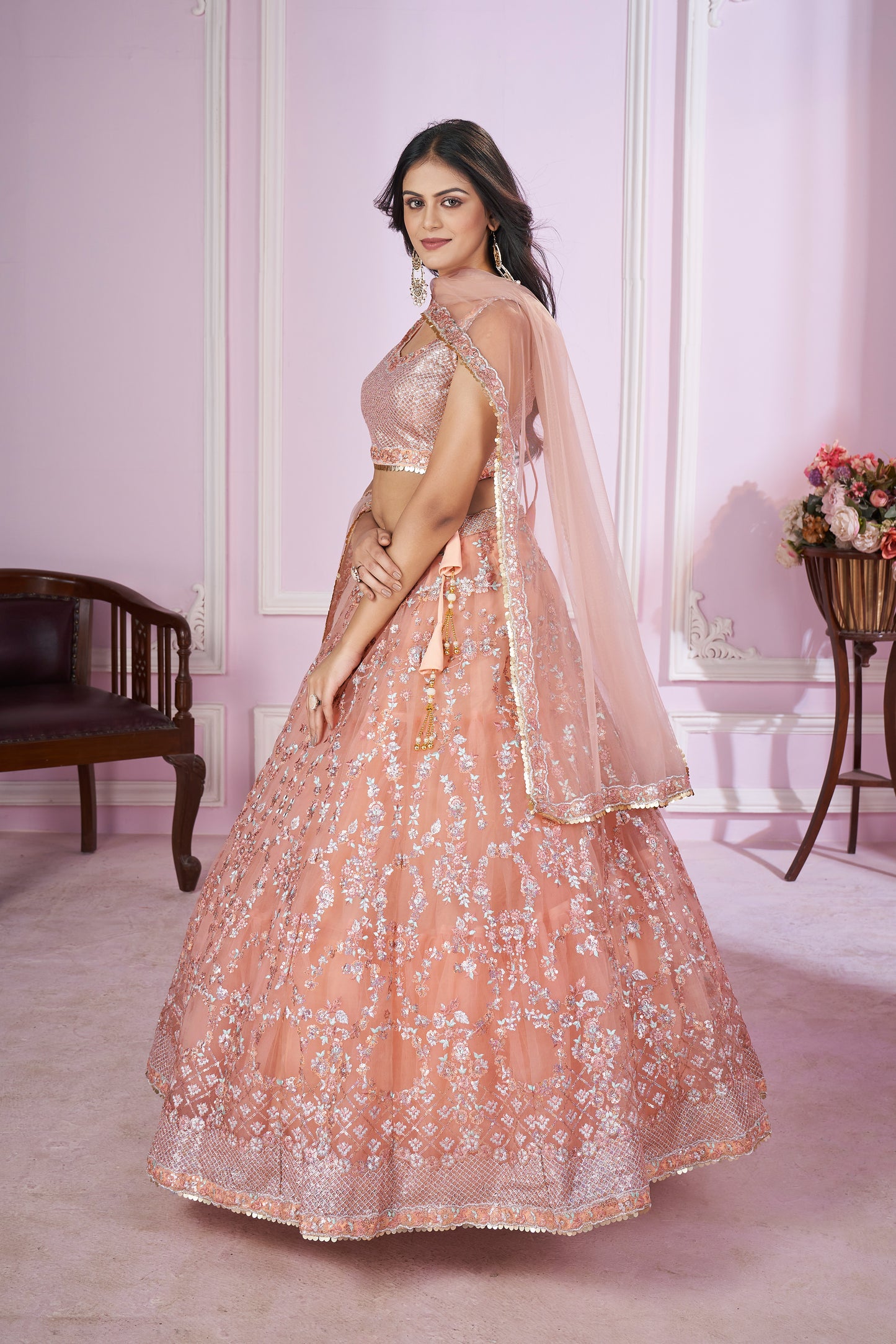 गुलाबी रंग का सॉफ्ट नेट सेक्विन, धागा, बदला ज़री कढ़ाई वाला लहंगा चोली