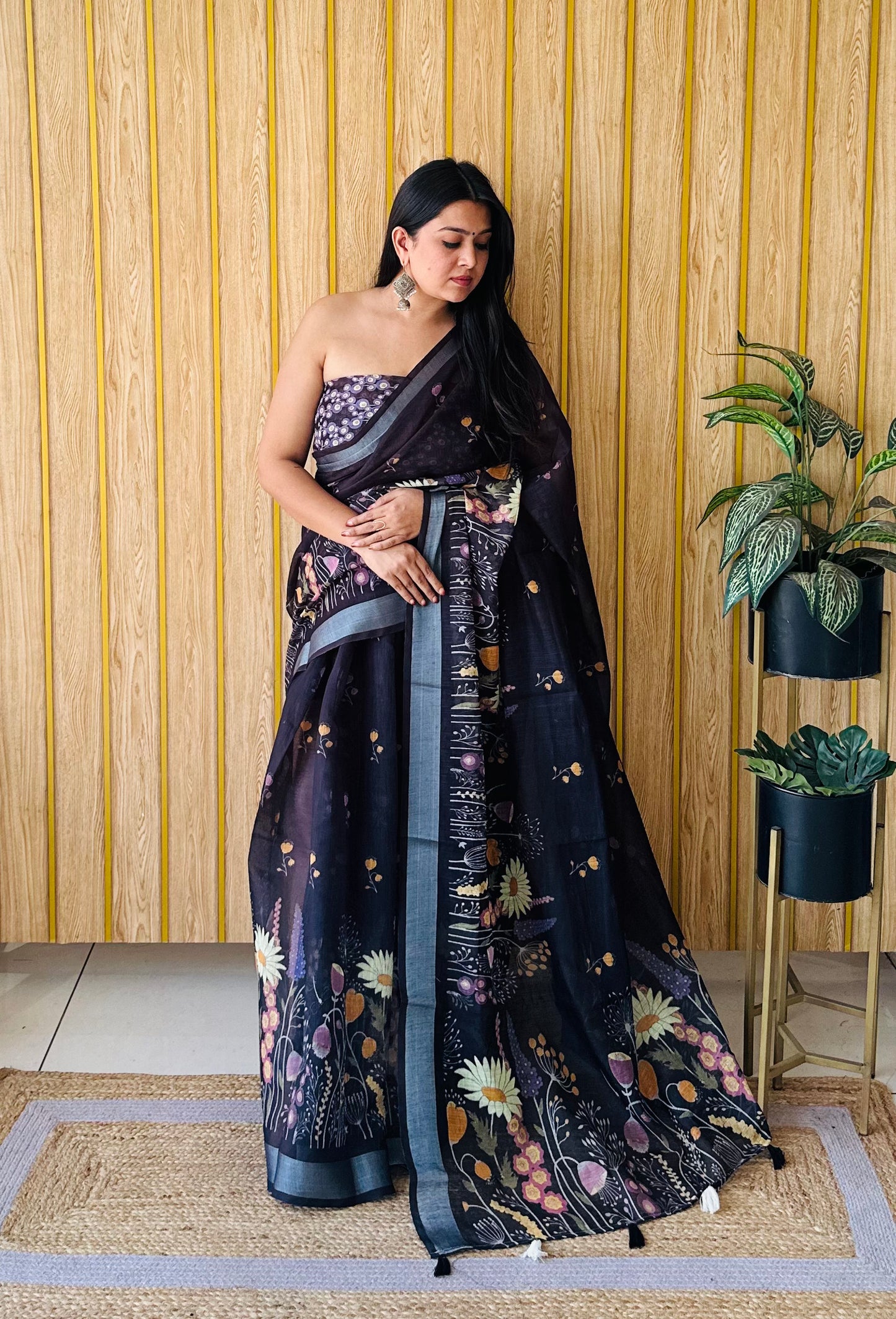 काले रंग की प्रीमियम गुणवत्ता वाली सुंदर मुलायम लिनन कॉटन डिजिटल प्रिंट साड़ी