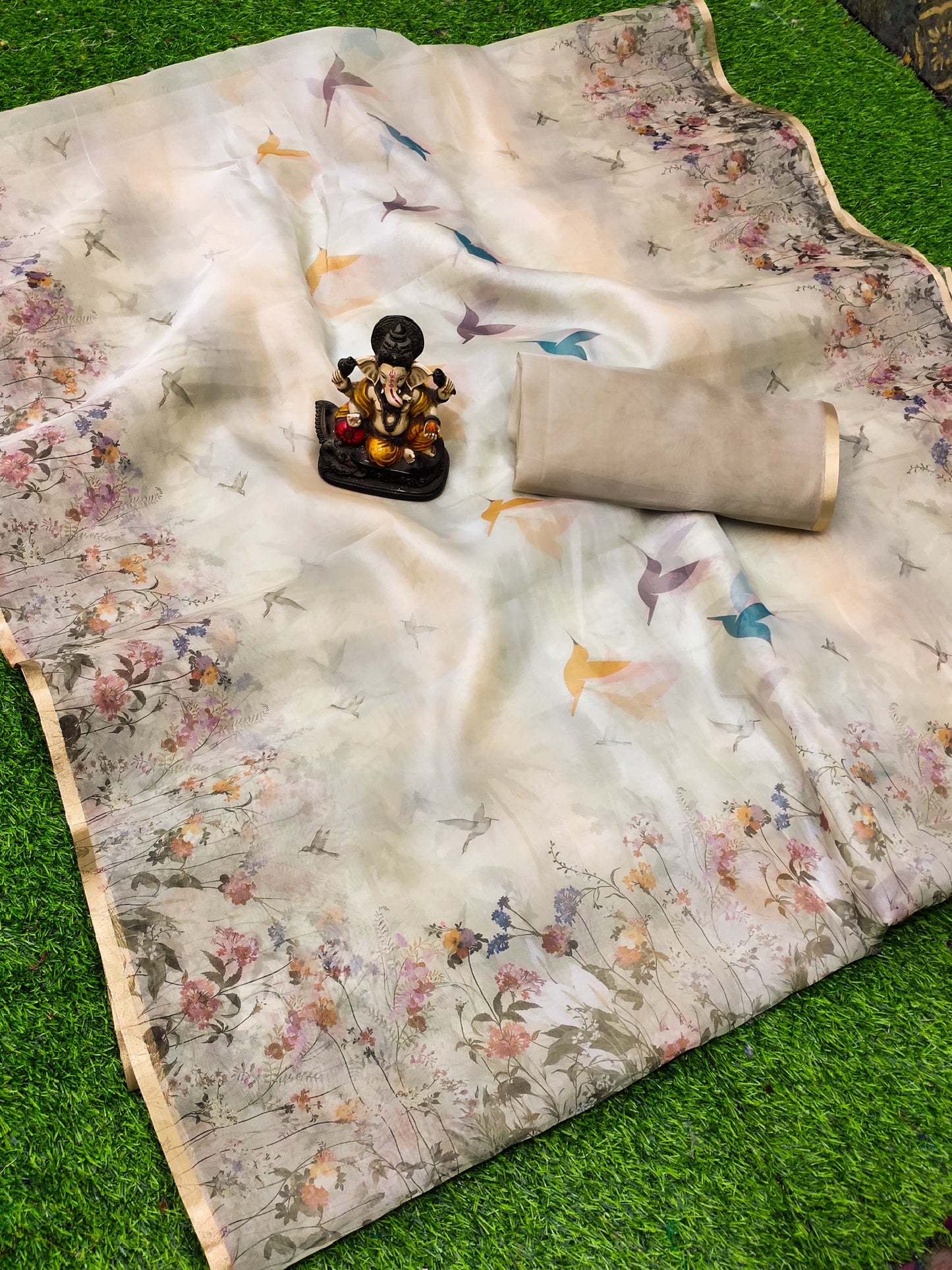 क्लासिक कलेक्शन बेस्ट ऑर्गेना डिजिटल प्रिंट सॉफ्ट चमकदार क्रीम रंग साड़ी के साथ