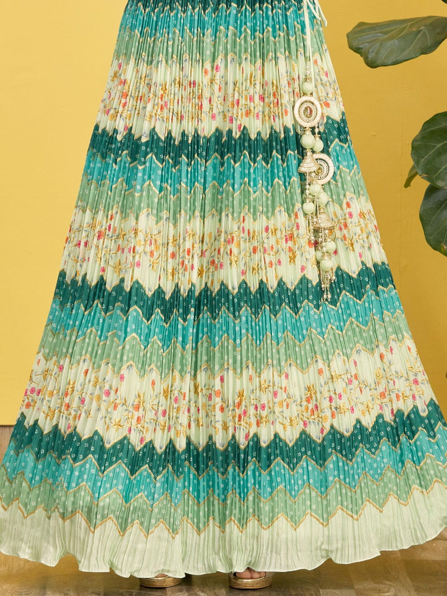 हरे रंग का चिन्नॉन रियल मिरर थ्रेड, ज़री, सेक्विन कढ़ाई और डिजिटल प्रिंट वर्क के साथ लहंगा चोली