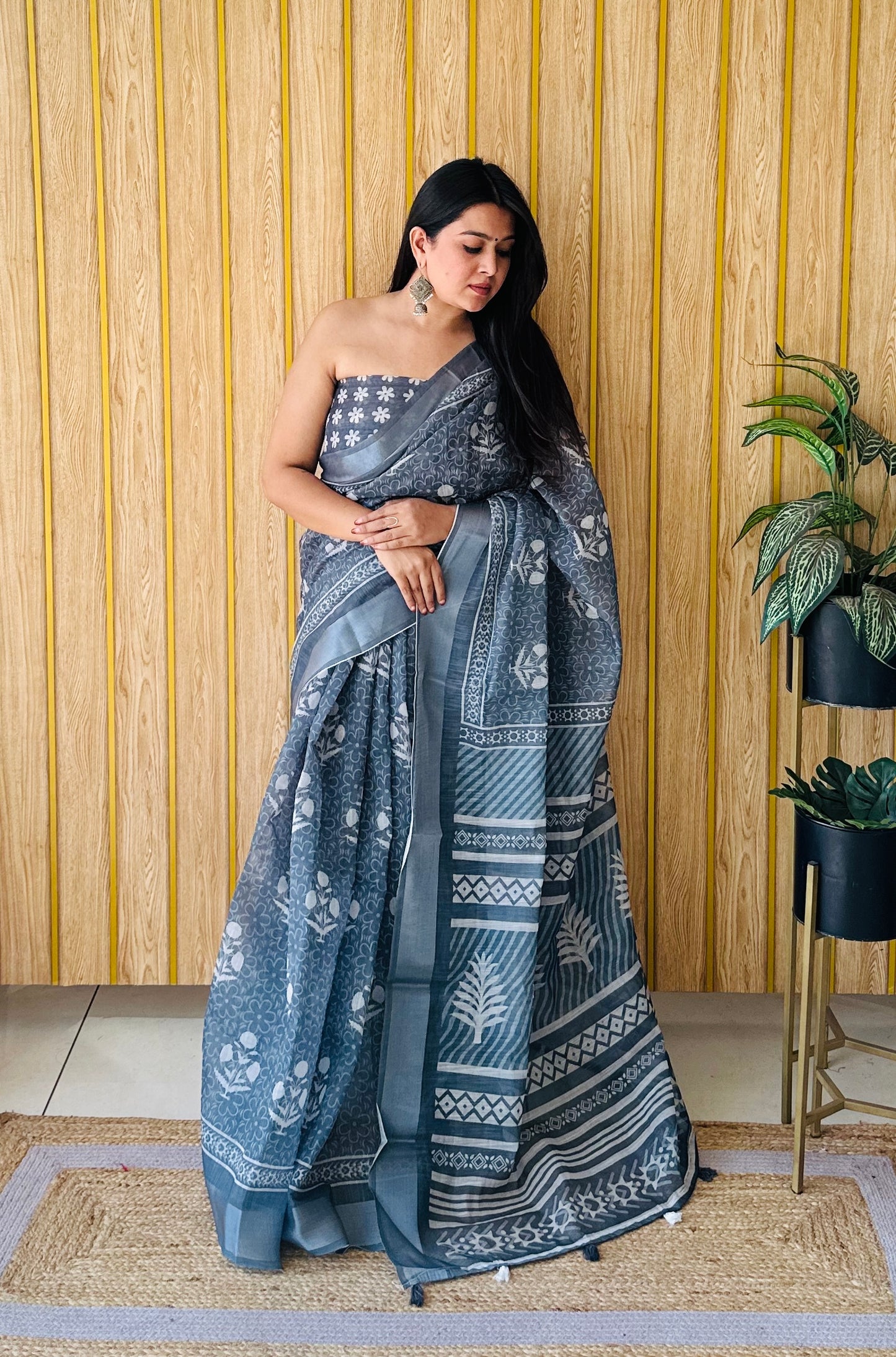 ग्रे रंग प्रीमियम गुणवत्ता नरम लिनन कपास डिजिटल प्रिंट साड़ी चांदी सीमा के साथ