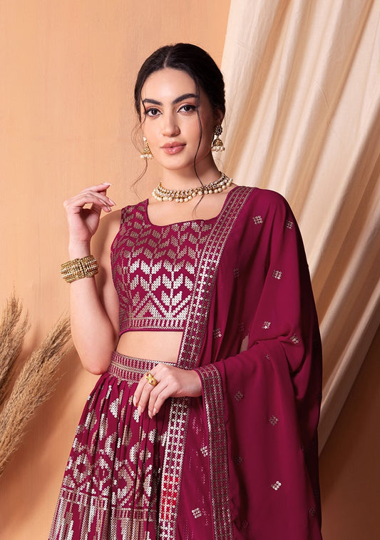 गहरे गुलाबी रंग का जॉर्जेट सेक्विन और धागे की कढ़ाई का काम वाला लहंगा चोली