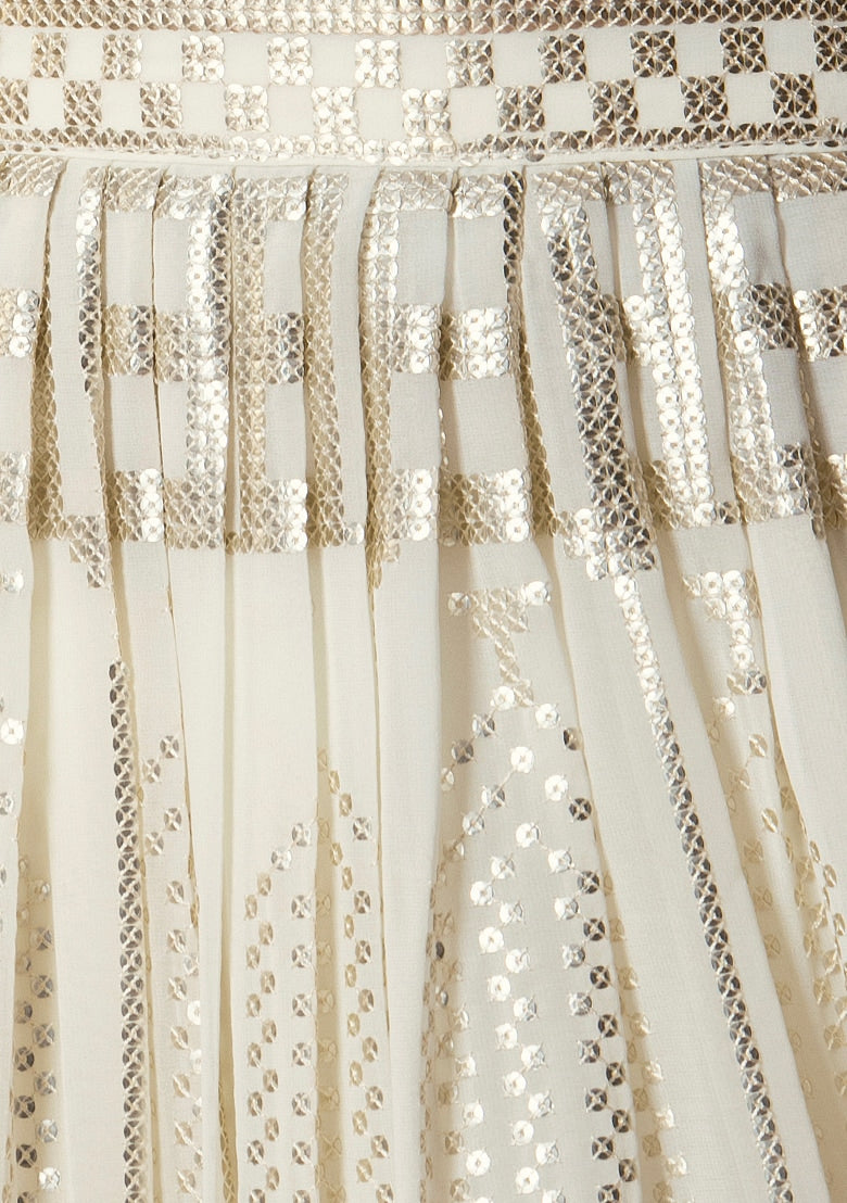 सफ़ेद रंग का जॉर्जेट सेक्विन और धागे की कढ़ाई का काम लहंगा चोली