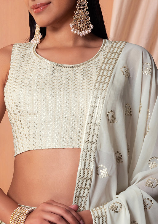 सफ़ेद रंग का जॉर्जेट सेक्विन और धागे की कढ़ाई का काम लहंगा चोली