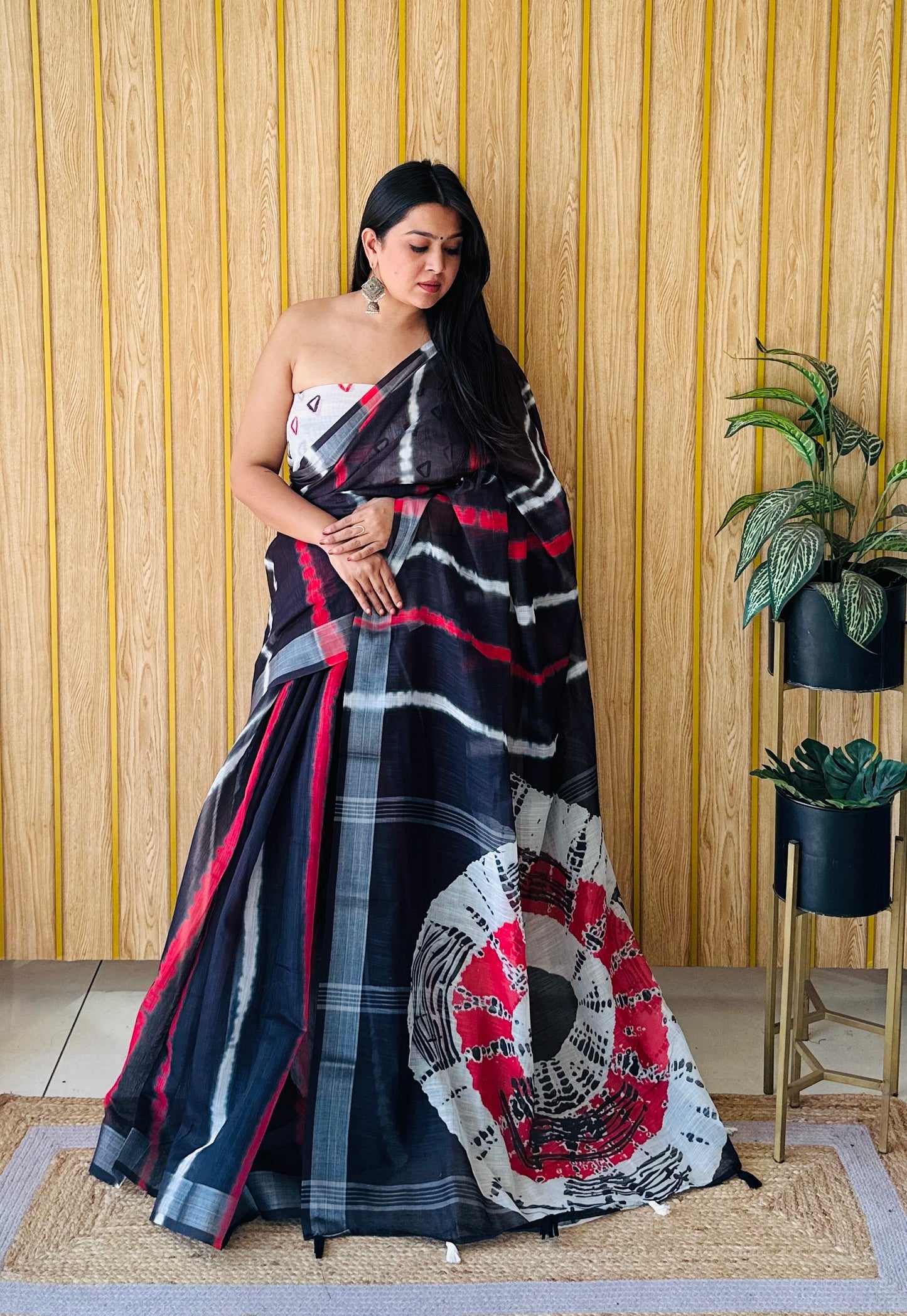 काले-सफ़ेद रंग की प्रीमियम क्वालिटी वाली सॉफ्ट लिनन कॉटन डिजिटल प्रिंट साड़ी सिल्वर बॉर्डर के साथ