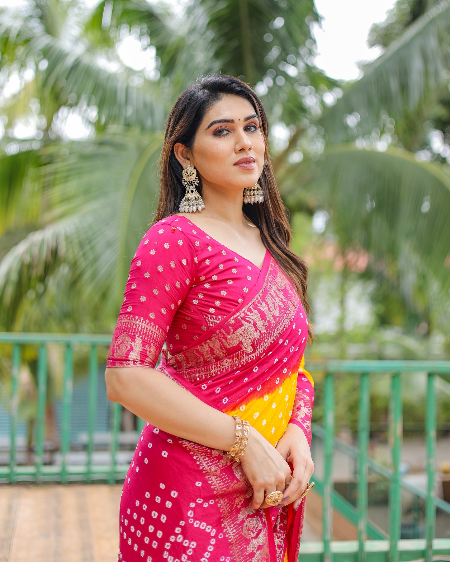 ज़री बुनाई रिच टिश्यू पल्लू के साथ पीली वामिका बंधेज सिल्क साड़ी