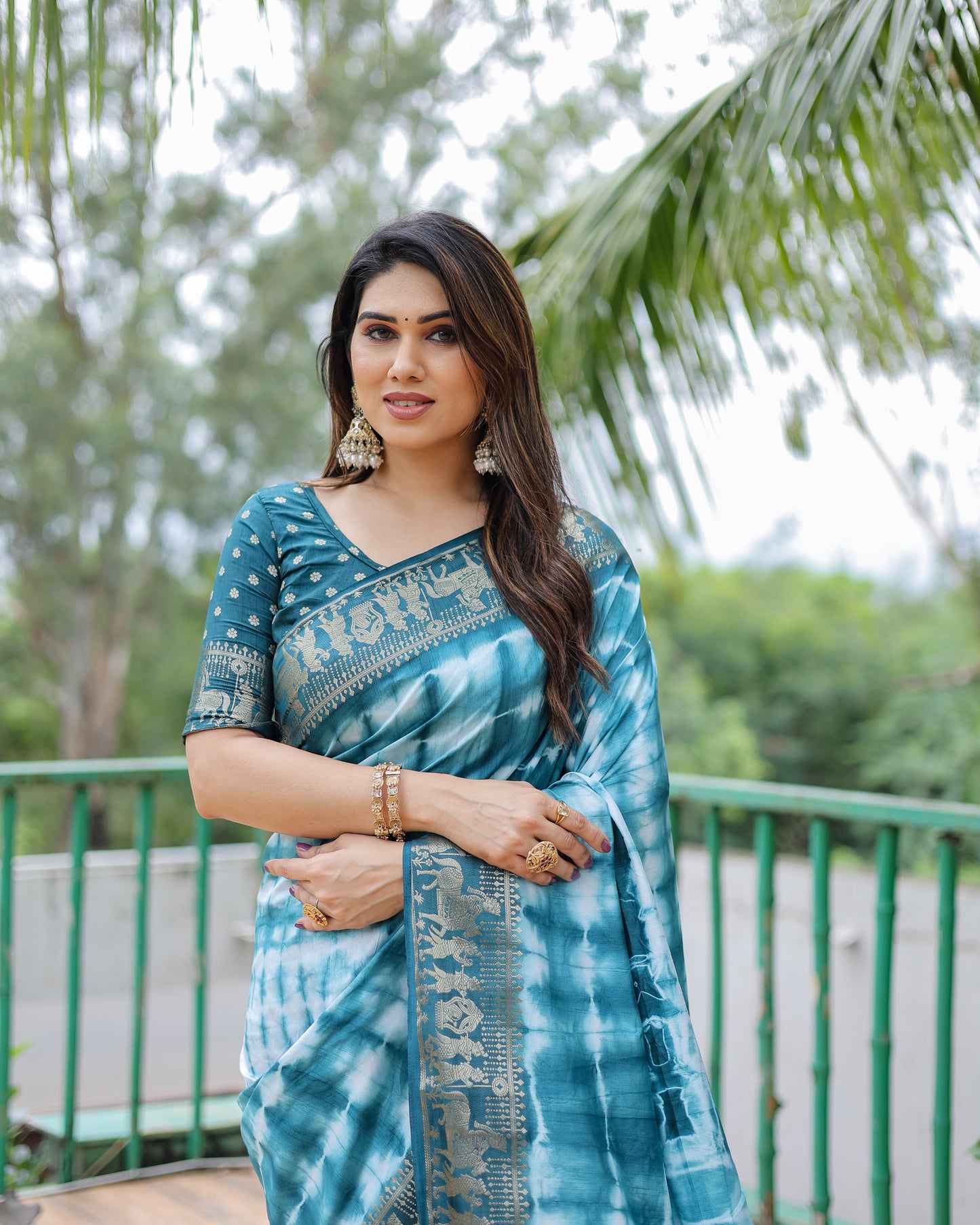 स्काई कलर प्रीमियम और उच्च गुणवत्ता, आरामदायक सिबोरी वर्क के साथ सॉफ्ट डोला सिल्क साड़ी