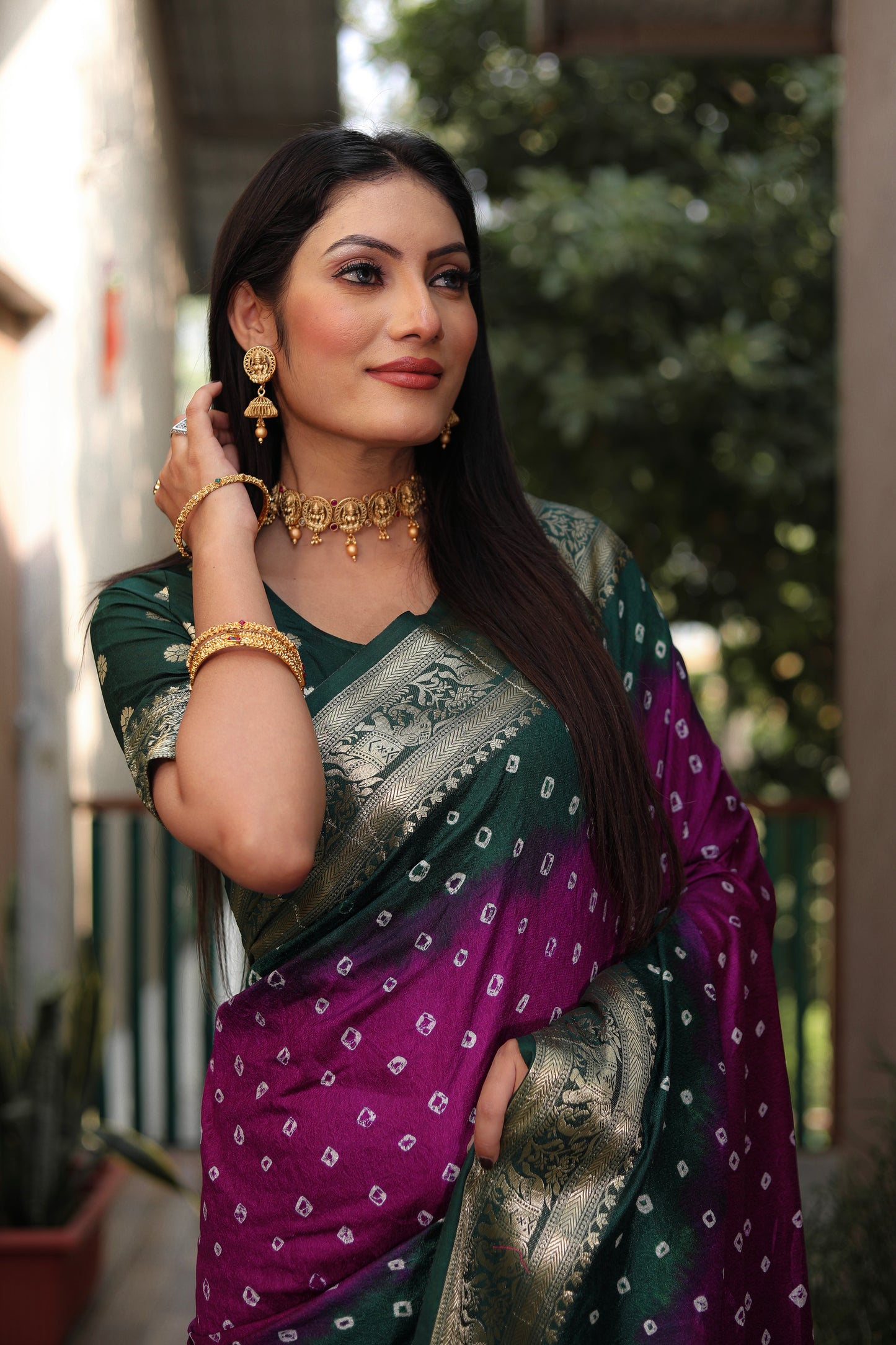 ज़री बॉर्डर रिच टिश्यू पल्लू के साथ बंधेज बॉर्डर वाली पर्पल वाहिनी बंधेज सिल्क साड़ी