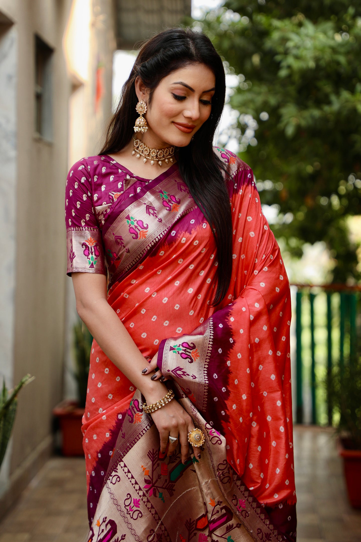 जरी पैठानी बुनाई बॉर्डर के साथ पीच चंदानी डोला सॉफ्ट सिल्क बंधेज साड़ी