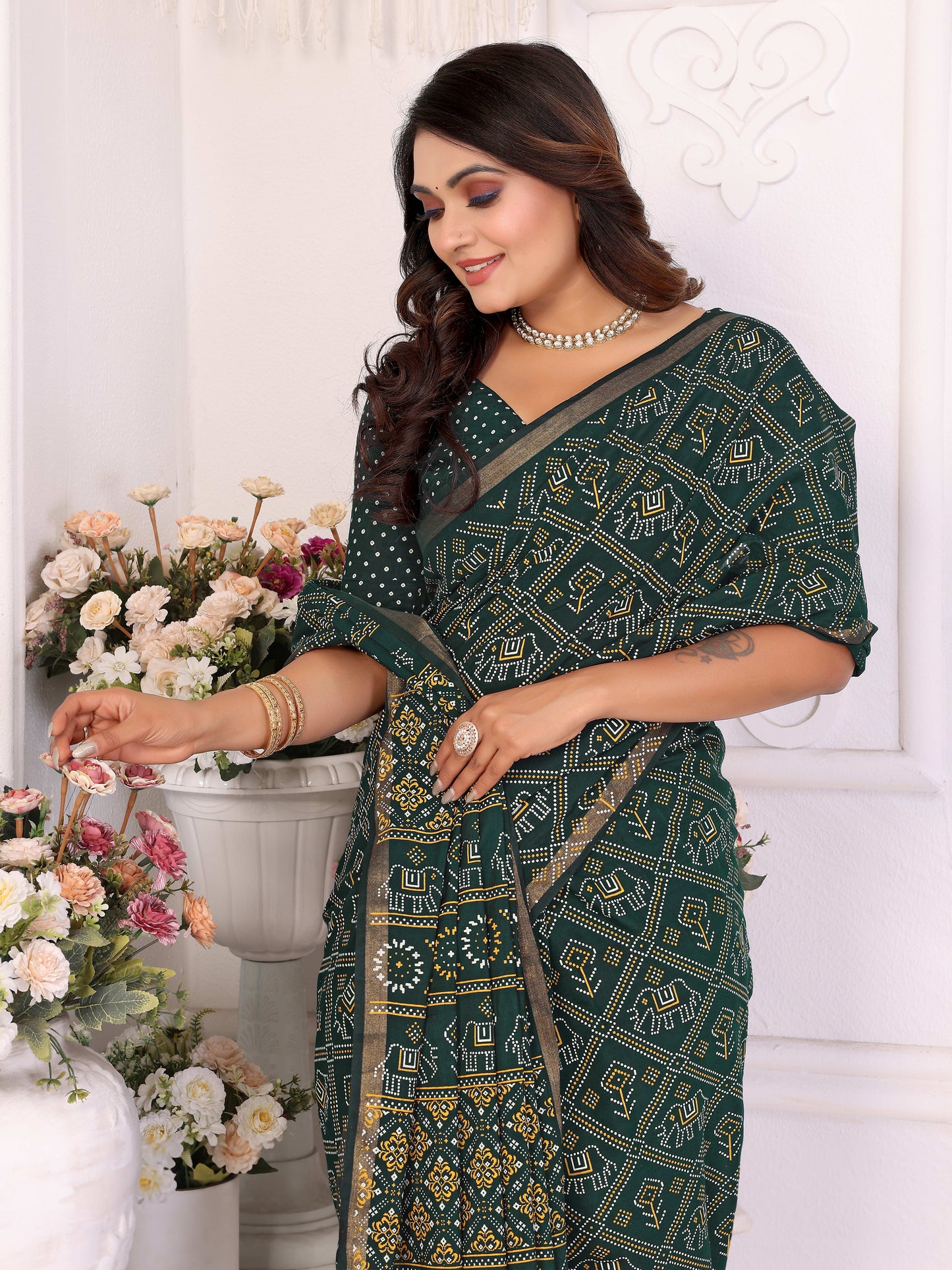 हरी अंबिका शुद्ध पटोला और बंधेज पैटर्न नरम सूती हल्के वजन की साड़ी