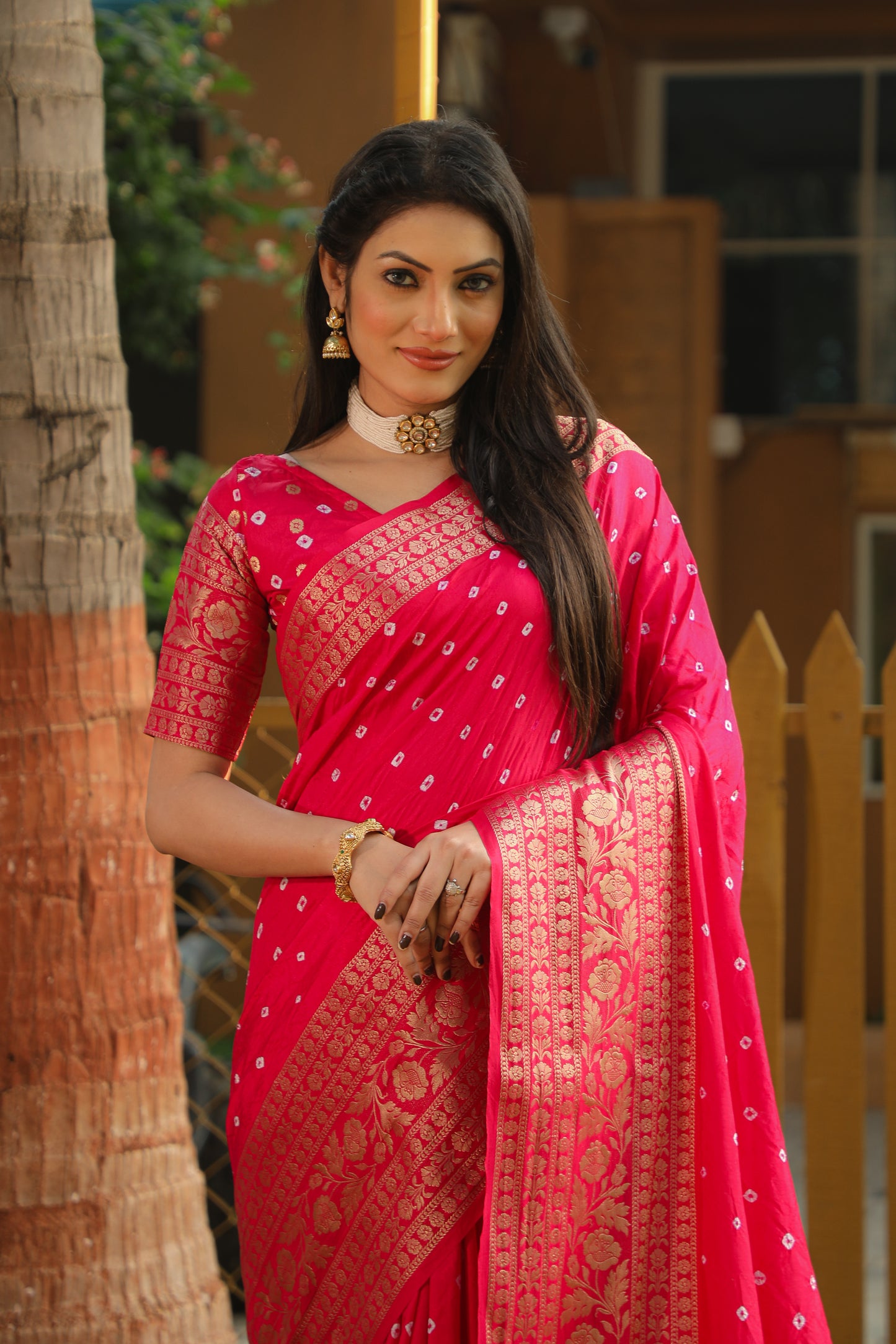 ज़री बुनाई वाले रिच पल्लू के साथ गुलाबी तोरल बंधेज कांजीवरम रेशम साड़ी