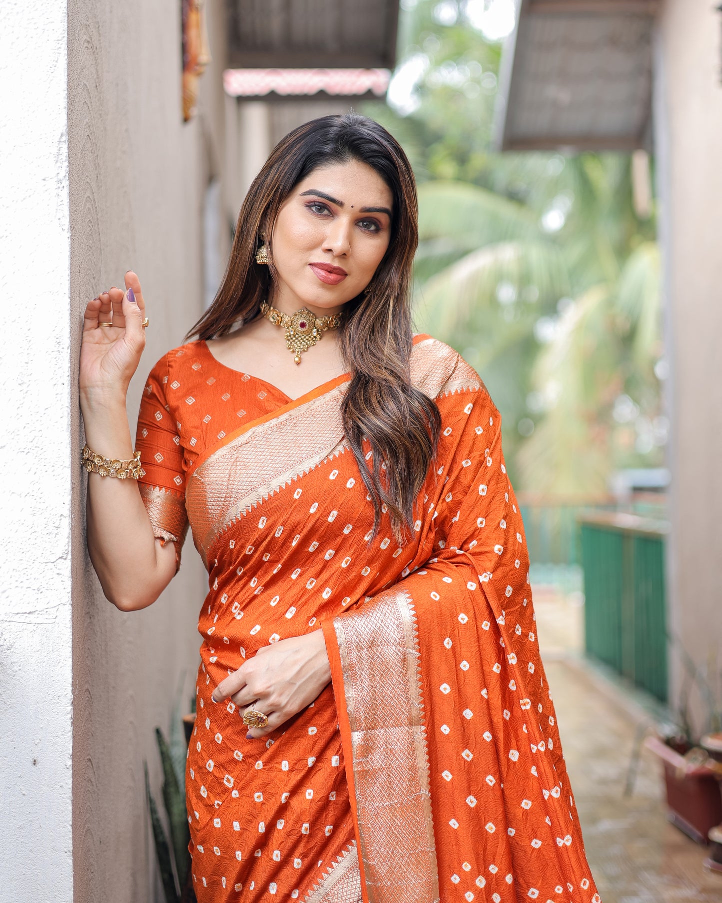 ऑरेंज यशोमति डोला मुलायम रेशम बंधेज साड़ी जरी बुनाई बॉर्डर के साथ